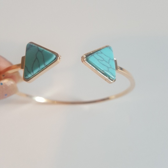 Gorgeous Arrow Cuff Bangle - Picture 3 of 3